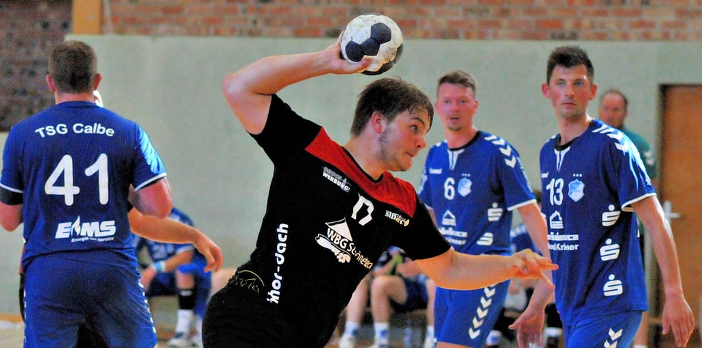 Youngster Ole Mehr (am Ball) erzielte einen Treffer für die SG Lok Schönebeck. Einen Derbysieg konnte er mit seinem Team am Ende aber nicht bejubeln. Gegner TSG Calbe setzte sich knapp durch.