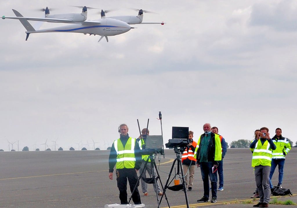 Diese Drohne, die einem Segelflugzeug ähnelt, startete bei einem Test in Cochstedt steil nach oben und setzte nach ihrem Rundflug sicher wieder auf ihrem Landeplatz auf.