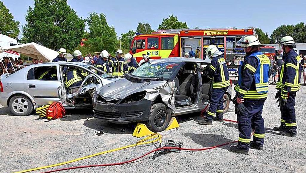 Aktive Feuerwehrleute zeigten, wie ein Unfallopfer möglichst schonend aus einem Auto befreit wird.