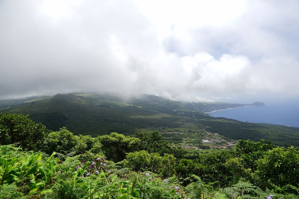 Unverschämt grün kommt die Insel Faial vielerorts daher.