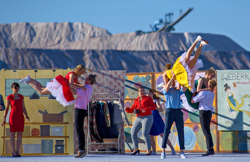 Probe zwischen Abraumgerät und Förderbändern: Das Holzhaustheater steckt in den Endproben für seine Petticoat-und-Rock-’n’-Roll-Premiere am Freitag.