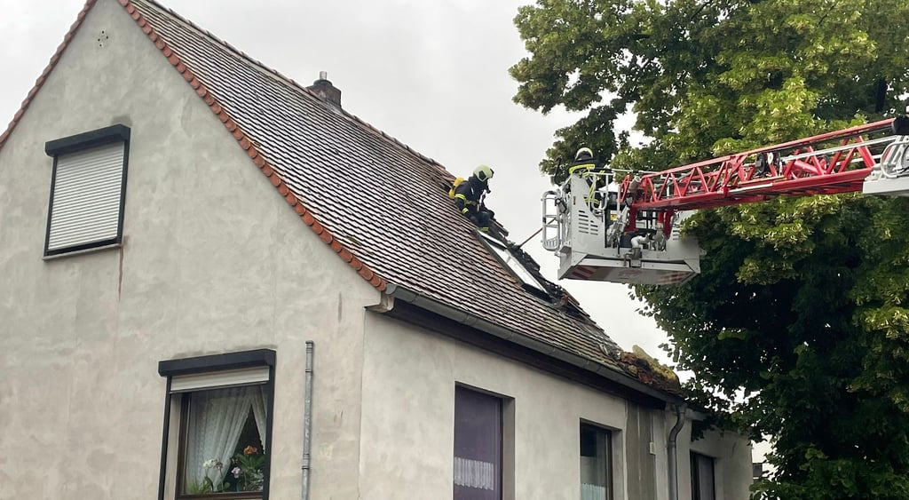 Ein Blitzeinschlag hat in einem Einfamilienhaus in Wohlsdorf einen Brand verursacht.