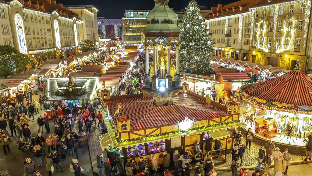 So sah es am 22. November 2021 zur Eröffnung des Magdeburger Weihnachtsmarktes auf dem Alten Markt aus. Wird 2022 die Fußballweltmeisterschaft in Katar eine Rolle spielen?