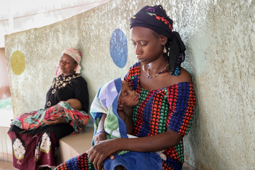 Burkina Faso: Fatima Li (r.) hält ihren zweijährigen Sohn Hama Sow, der wegen Unterernährung mit einer Magensonde behandelt wird.