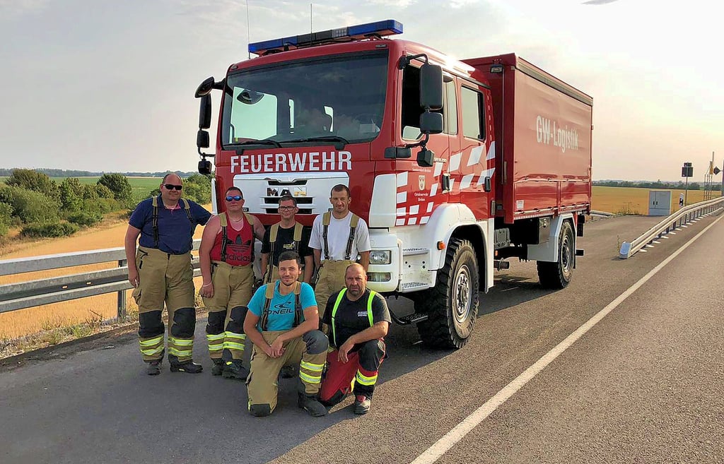 Die Kameraden der Ortsfeuerwehr Brehna um Wehrleiter Andreas Wolkenhaar (1.v.l.) vor dem Einsatz.