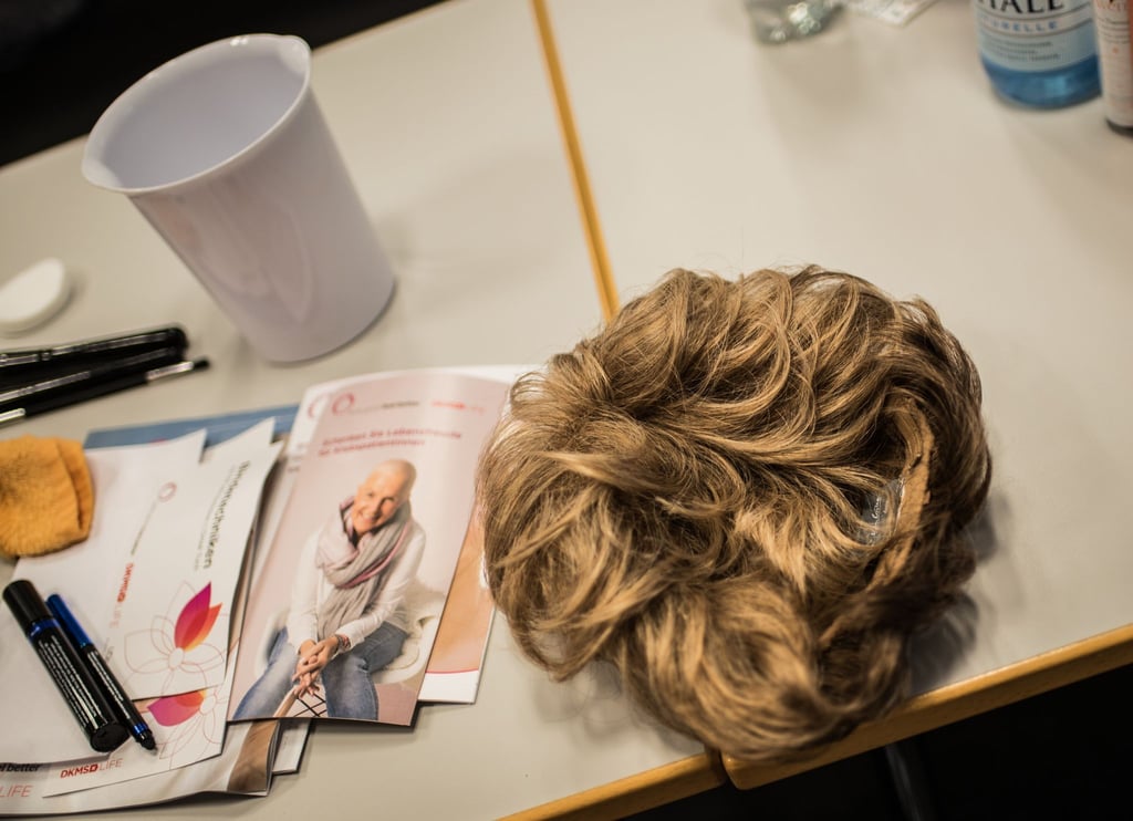Oft können Angehörige erahnen, ob Krebs-Patientinnen oder -Patienten über ihre Erkrankung sprechen möchten. Fällt ein „Ich war im Krankenhaus“ oder ein „Ich habe ja meine Haare verloren“, kann das ein Einstieg in ein Gespräch sein.