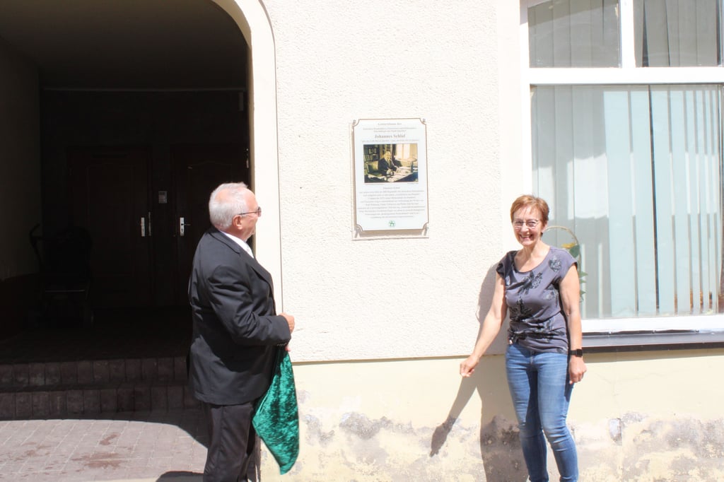 Der Altertums- und Vekehrsverein hat anlässlich des 160. Geburtstages von Johannes Schlaf eine neue Gedenktafel am Geburtshaus enthüllt.