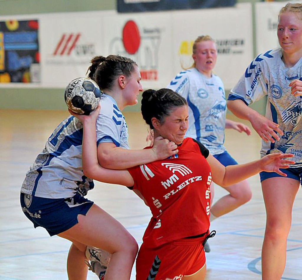Wie schon am vergangenen Mittwoch in Dessau war Lea Guderian (rotes Trikot) auch am Sonntag beim Saisonfinale in Niederndodeleben beste Werferin des HCB-Teams.