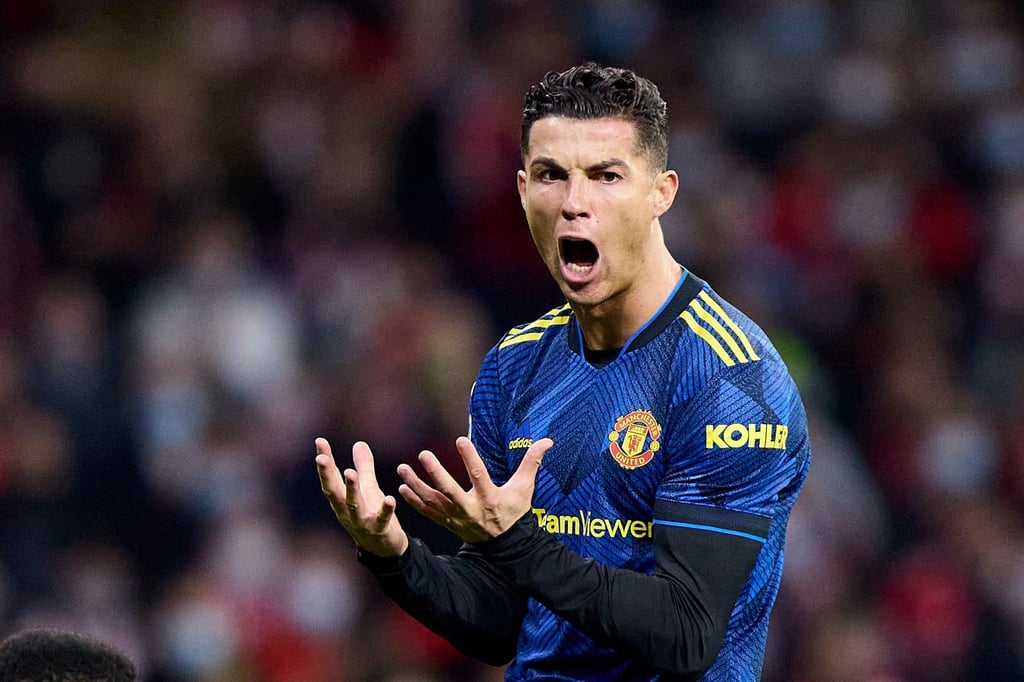 Not amused! Seinen Bugatti-Sportwagen muss er demnächt in die Werkstatt bringen: Cristiano Ronaldo.