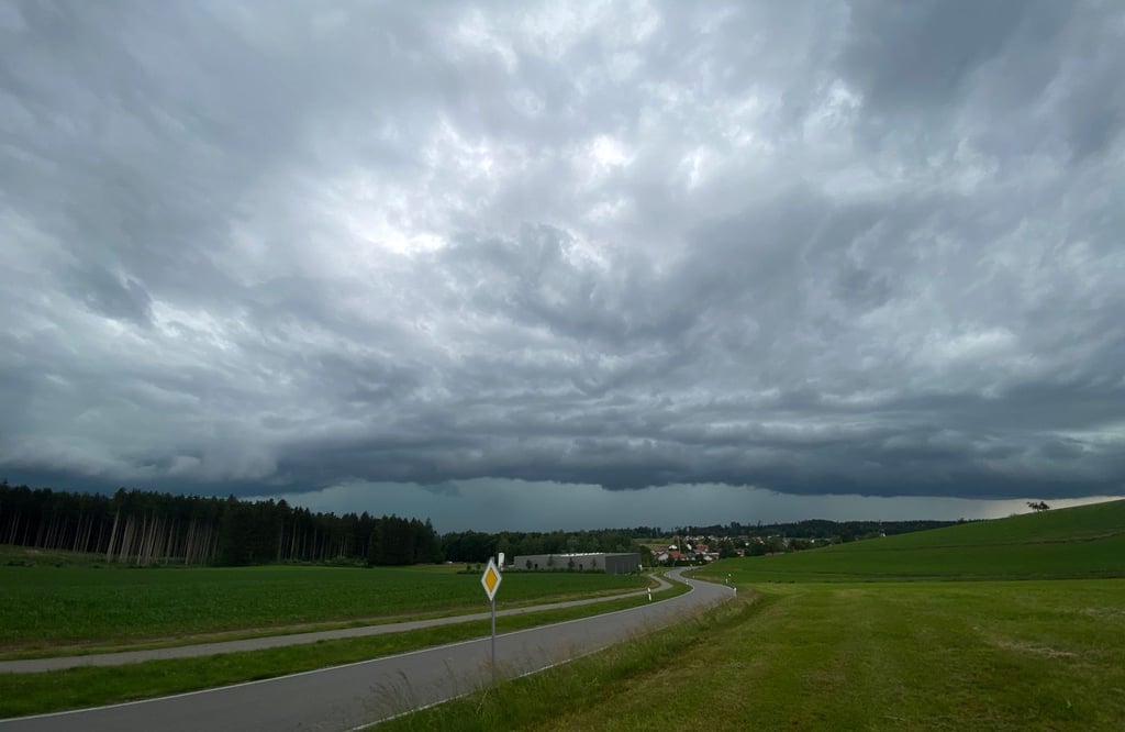 Der Himmel zeigt sich in Sachsen-Anhalt am Montag größtenteils bewölkt.