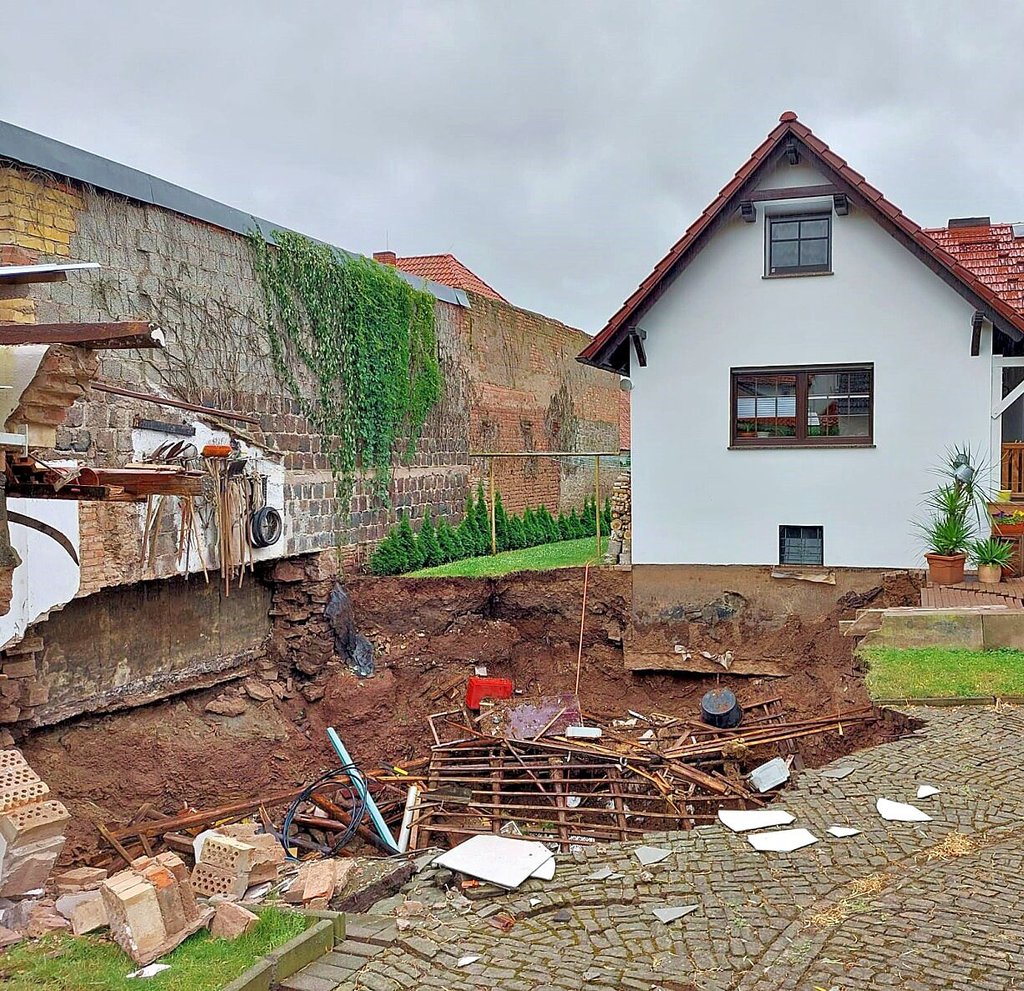 Blick in den Krater, der offenbar immer weiter wächst. Auch ein Teil des Fundaments von Tettenborns Haus liegt mittlerweile frei.