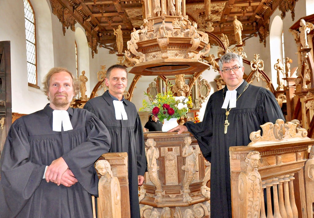 Steffen Kiesner-Barth, Gemeindepädagoge mit Pfarramt (von links), Dähres Pfarrer Silvio Scholz und Landesbischof Friedrich Kramer beim Festgottesdienst.