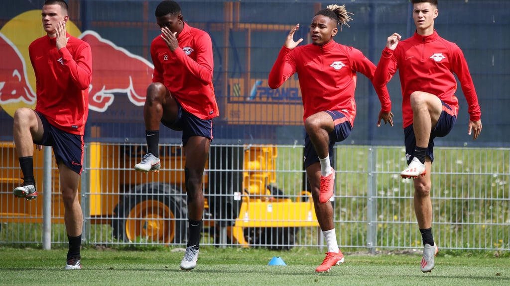 Tom Krauß (2.v.r.) und Frederik Jäkel (l.) beim Trainingslager mit den Profis 2019.