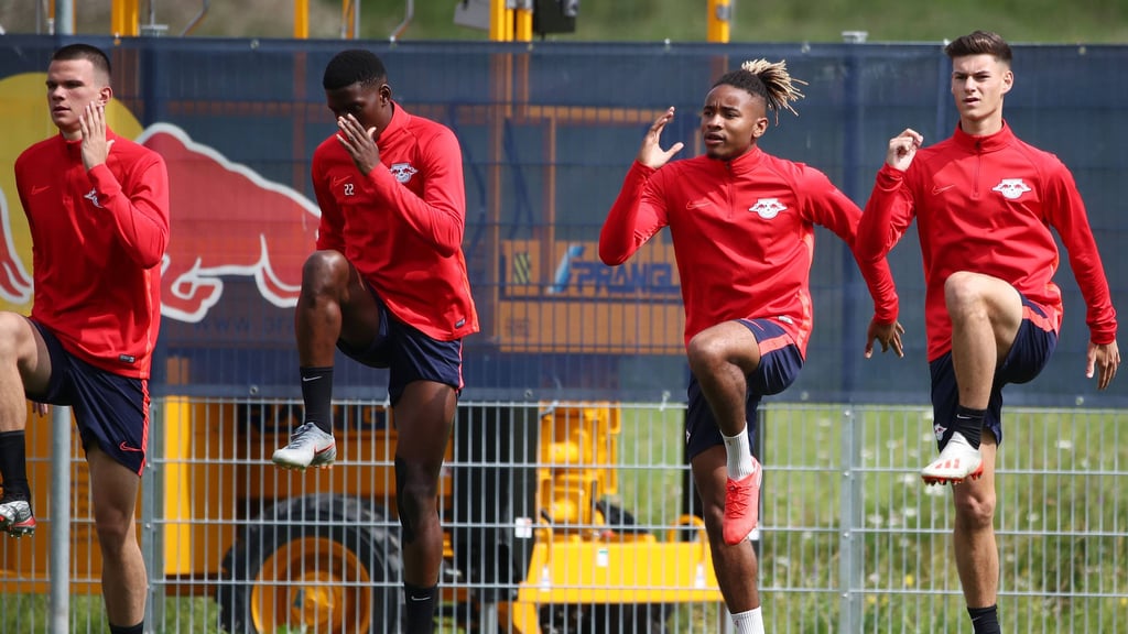 Tom Krauß (2.v.r.) und Frederik Jäkel (l.) beim Trainingslager mit den Profis 2019.