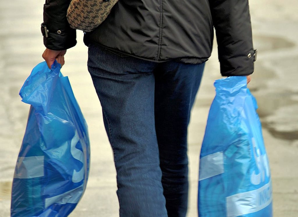 Plastiktüten sind schädlich für die Umwelt, sagen Experten. Nicht, wenn sie dick sind, sagen manche Supermärkte. Spezial-Logik.