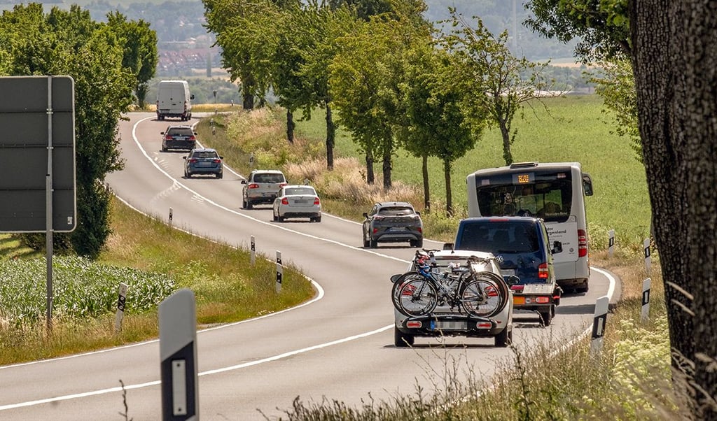 Auf der B180 zwischen Hollsteitz und Döschwitz herrscht jetzt Überholverbot. Dadurch bilden sich regelmäßig lange Fahrzeug-Kolonnen.