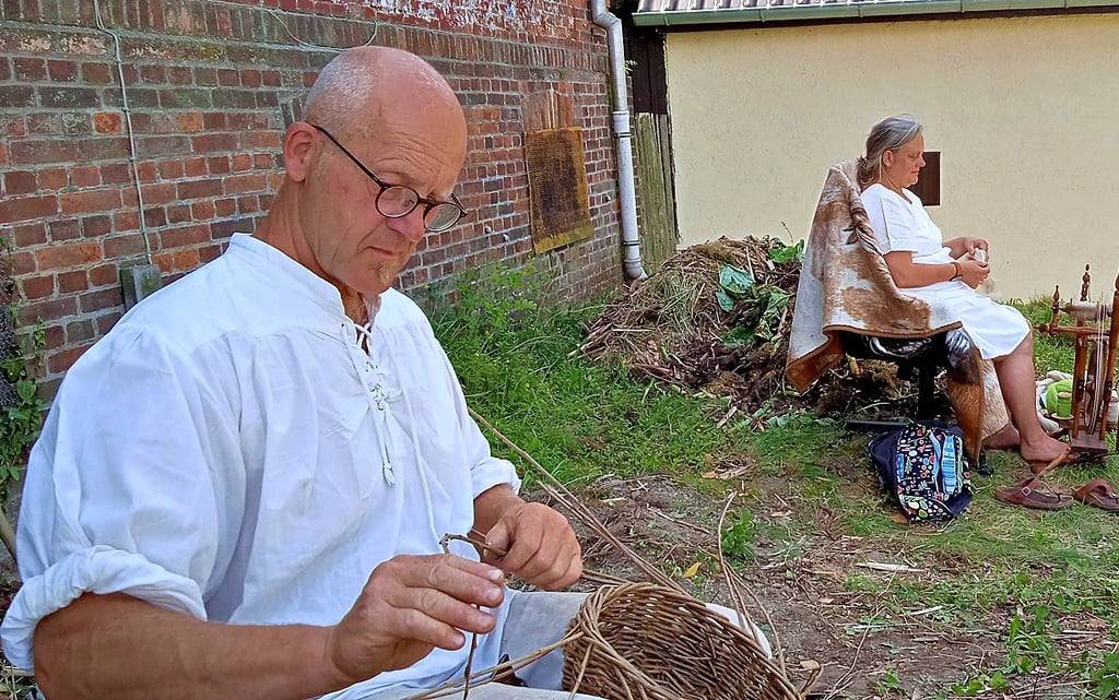 Jörg und Kirsten Büchel sind mit Korbflechten und Wollspinnen dabei.