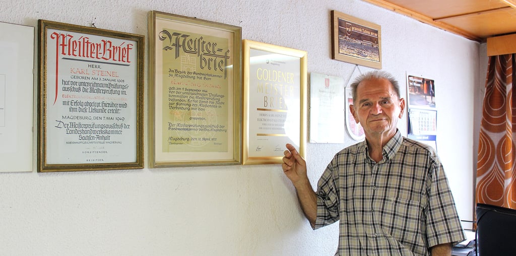 Drei mal Meister: Karl-Heinz Steinel deutet auf den Goldenen Meisterbrief, daneben das "Original" von 1972. Ganz links der Meisterbrief seines Vaters Karl Steinel.