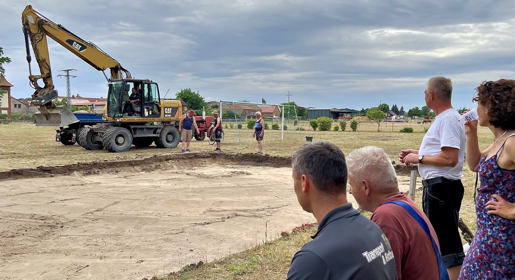 Der Bagger hat seine Arbeit nach gut einer Stunde auf dem Sportplatz von Langensalzwedel abgeschlossen. Das 10 mal 16 Meter große Areal ist vorbereitet für die nächsten Arbeiten.