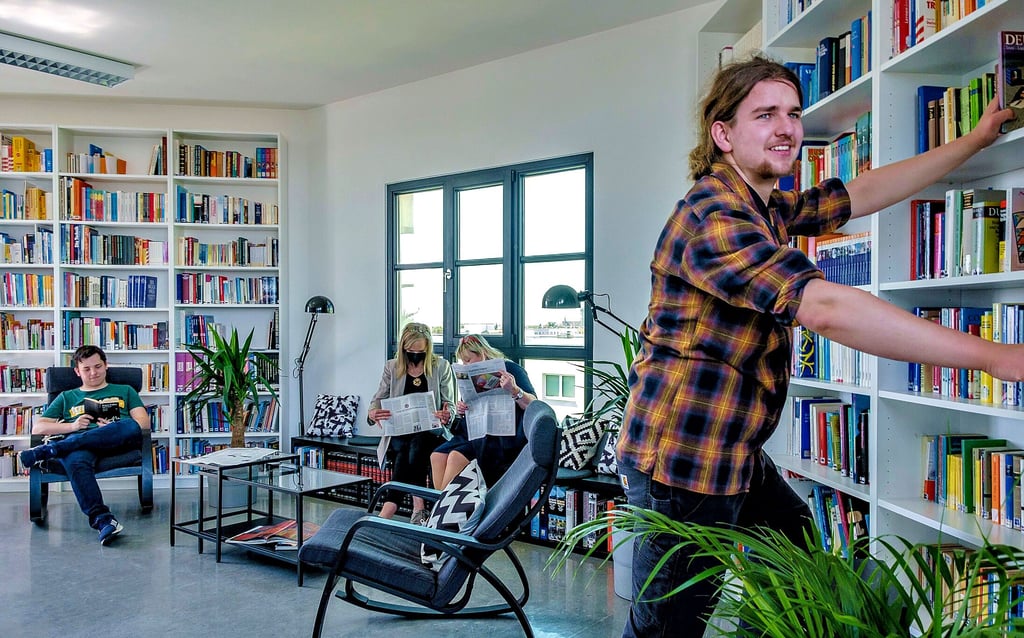 Cornelius Jäger (re.) hat im Luther-Melanchthon-Gymnasium die Bibliothek neu geordnet und zum Studierzimmer gemacht.