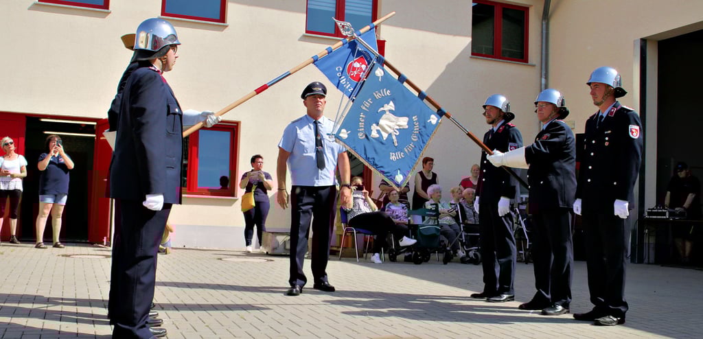 Ab sofort sind die „Löschzwerge“ unter eigenem Banner unterwegs. Bei einem feierlichen Akt ist die Fahne der Kinderfeuerwehr geweiht worden.