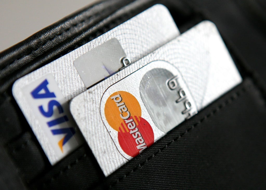 Zwei Kreditkarten von Visa und Mastercard in einer Geldbörse.