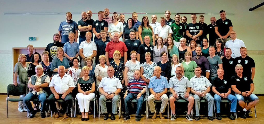 SG Neuferchau 1921: Beim Kommersabend am Freitag wurde zum 100-Jährigen Bestehen des Vereins von allen anwesenden aktiven, passiven und ehemaligen Vereinsmitgliedern ein Jubiläumsfoto gemacht.
