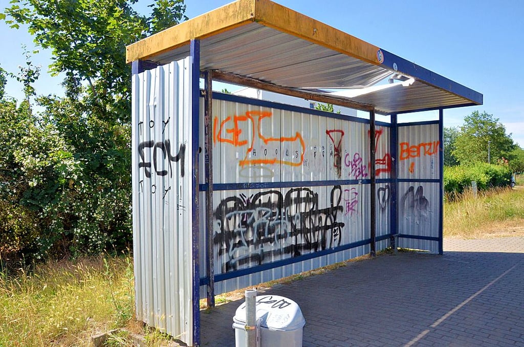 Nur ein Beispiel von vielen: Eine ramponierte Bushaltestelle in Salzwedel. Der Steuerzahler muss für die Instandsetzung zahlen.