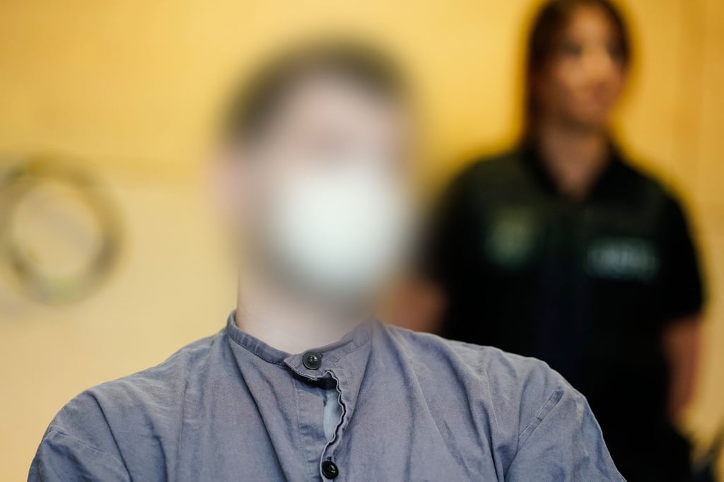 Der 39-jährige Hauptangeklagte sitzt im Verhandlungssaal des Landgerichts Kaiserslautern.