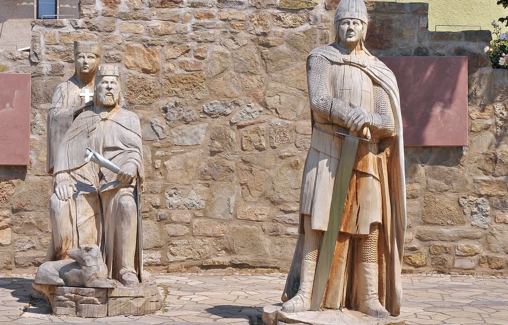 Heinrich I. (sitzend) stellte am 22. Juni 922 die erste Königsurkunde auf der Pfalz in Wallhausen aus.