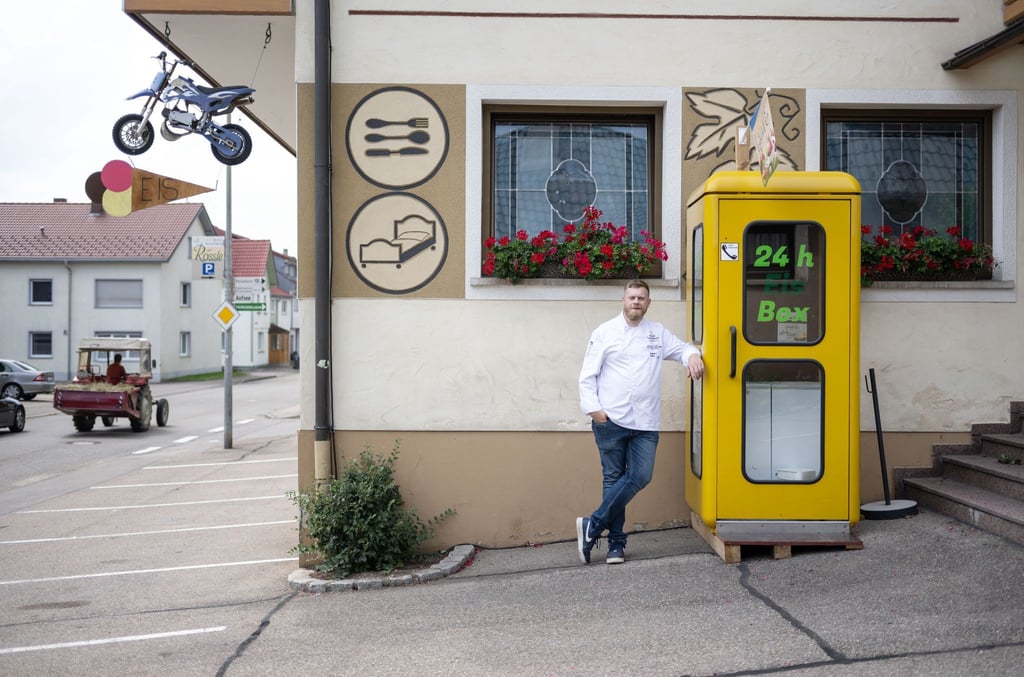 Eric Goll, Geschäftsführer des Hotel Gasthof Rössle, hat eine ausgemusterte Telefonzelle zu einem „Eishäusle“ umfunktioniert.