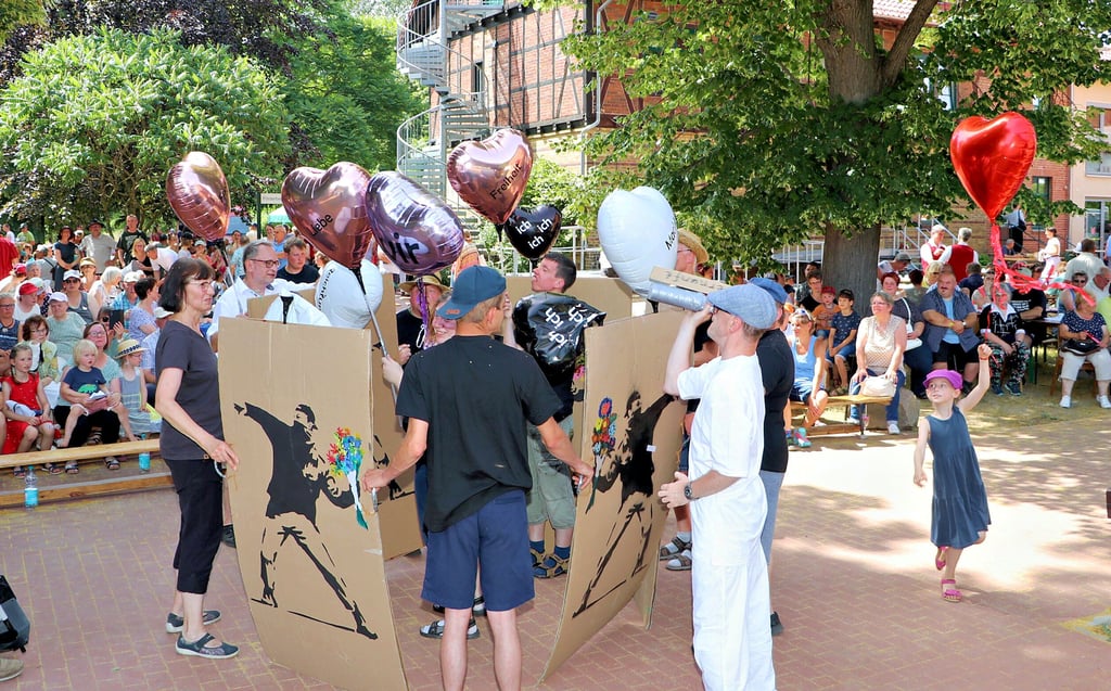 Macht, Ruhm und Reichtum engen Frieden, Freiheit und Liebe ein. Doch in der Performance der Theatergruppe „AugustinusDiestler“ beim Sommerfest auf dem Diest-Hof in Seyda gewinnt die Vernunft an Kraft und löst sie aus der Umklammerung.