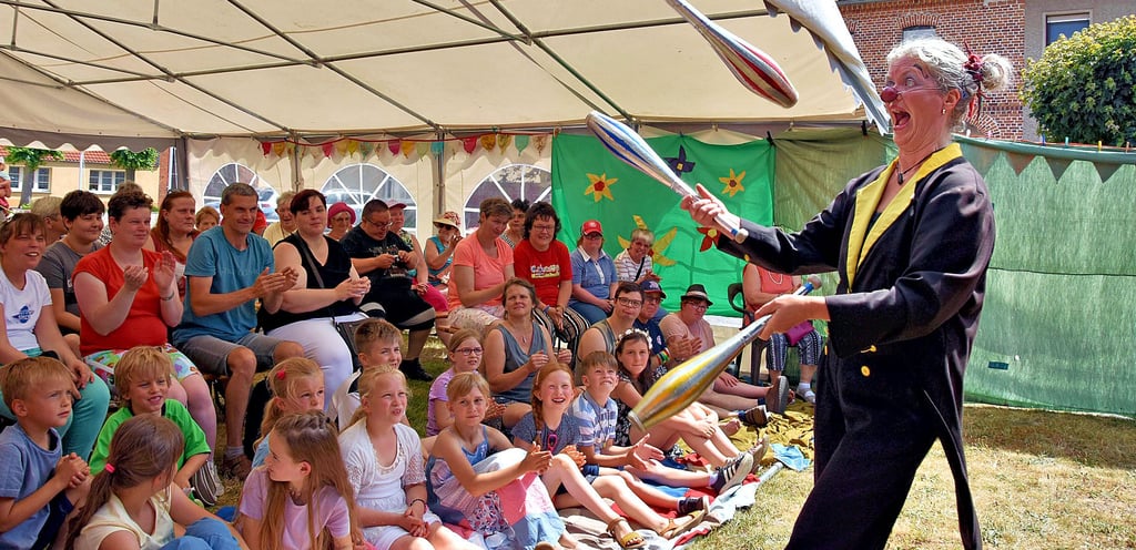 Antje Hildebrandt jongliert im Circus Knopf. Als Clownine Ringel begeistert die Zirkusdirektorin die kleinen und großen Zuschauer im Zelt vor der Schifferkirche in Wieglitz.