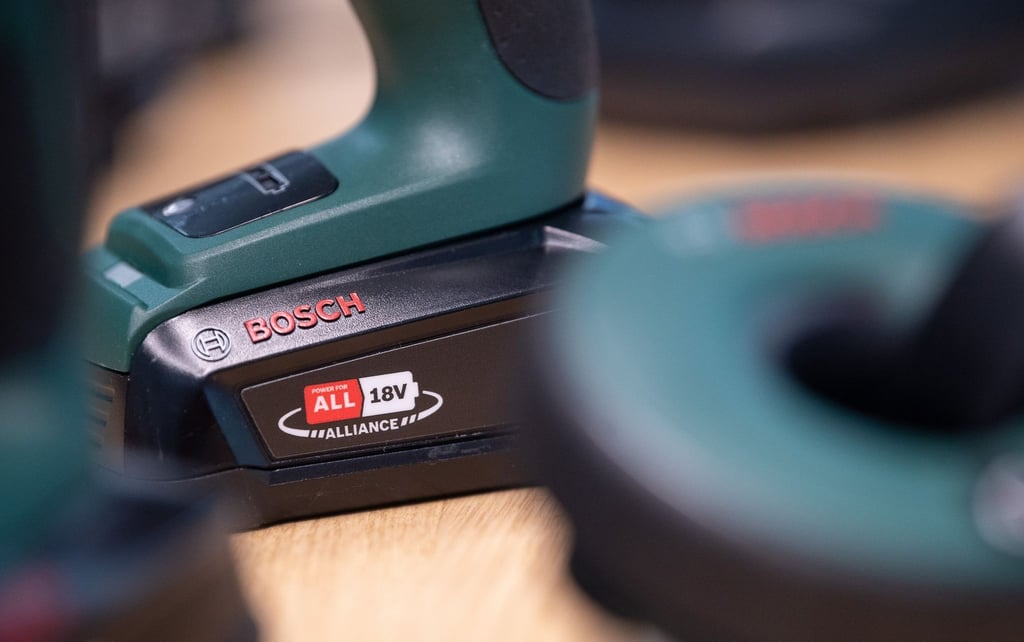 So ein Akku ist das Verbindungsglied der „Power for all Alliance“: Verschiedene Hersteller verschiedener Produktsparten nutzen die gleiche Akku-Technologie. Gartenbesitzer und Heimwerker können diesen einen Akku also in viele verschiedene Geräte einsetzen.