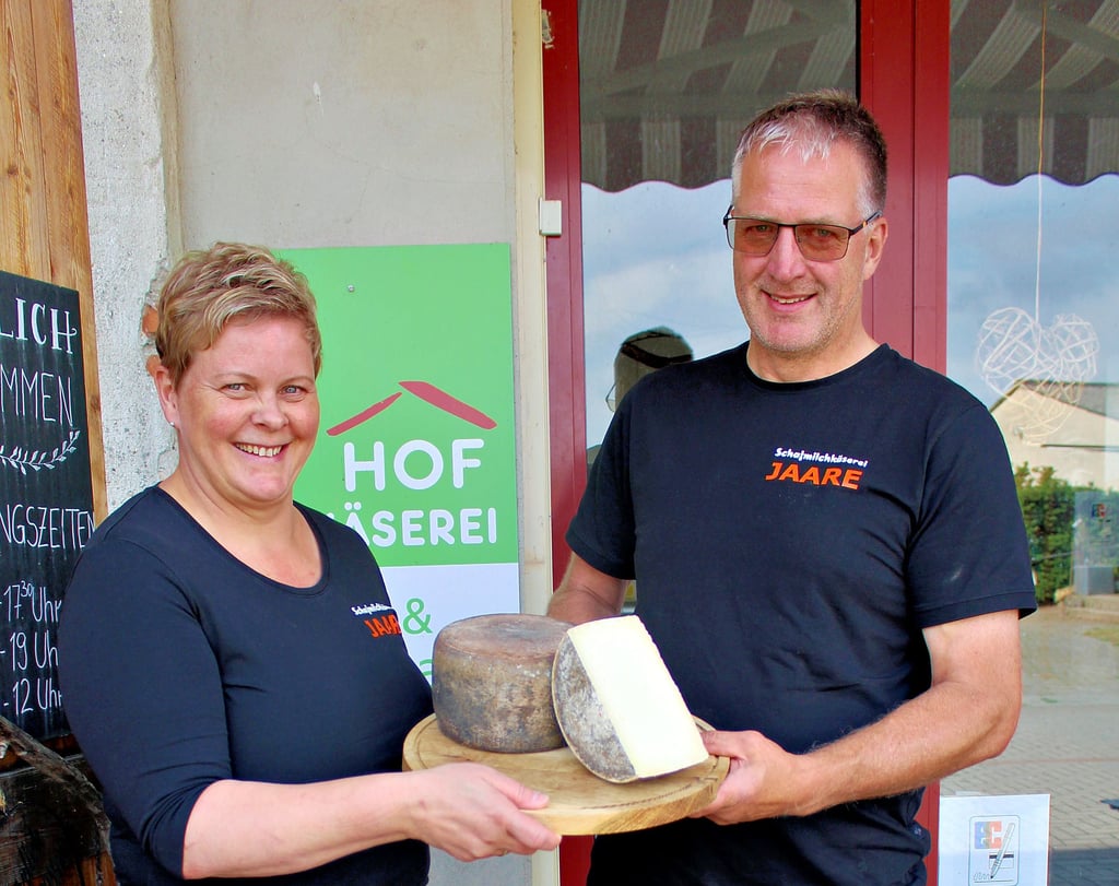 Über einen kulinarischen Stern für ihren "Lindauer Moorkäse" freuen sich  Anett und Arnold de Vries von der Schafmilchkäsere Jaare. 