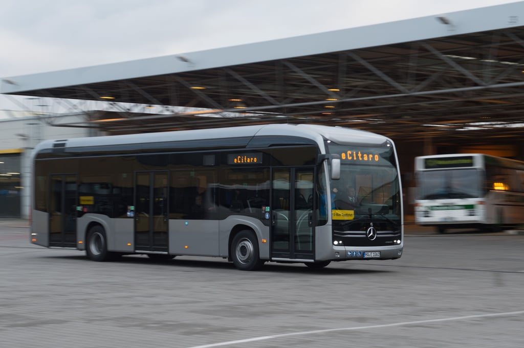 Zum ersten Mal in Sachsen-Anhalt werden in einer Stadt jetzt Elektrobusse im ÖPNV getestet. Drei Fahrzeuge sind dazu ab 27. Juni in Halle im Einsatz.