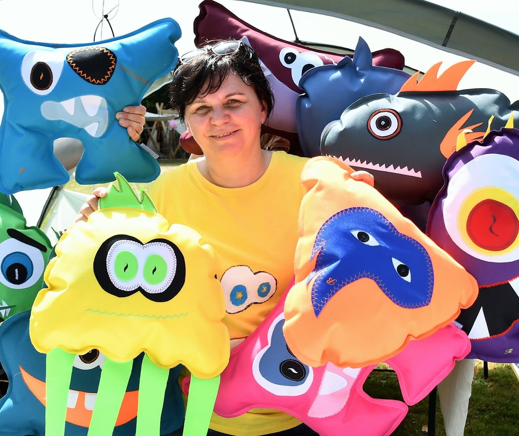 Die Jagd nach den 42 Monstern gehört zu den beliebtesten Aktionen beim Drömlingsfest. Katrin Brose ist die Frau, die die kleinen Stoffmonster näht. Acht der Stofffiguren wurden geklaut.