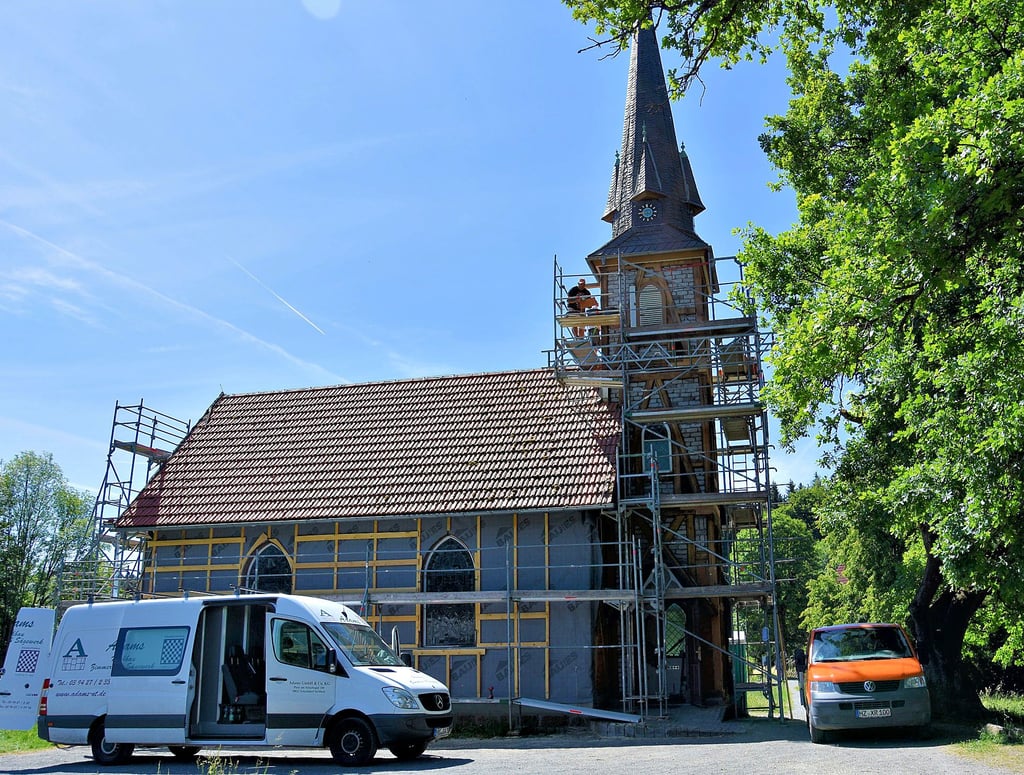 Die Sanierung der Holzkirche Elend macht sichtbar Fortschritte.