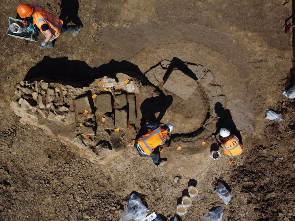 Archäologen haben im Osten der Niederlande eine fast vollständig erhaltene römische Tempelanlage gefunden - hier ein Brunnen (Aufnahme mit Drohne).