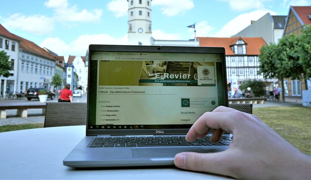 Strafanzeige außerhalb eines Polizeireviers erstatten? Wir haben es in einem Salzwedeler Eiscafé ausprobiert.