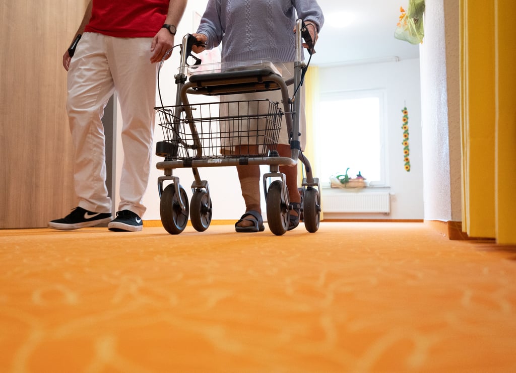 Oft wurde er beschworen, der Pflegenotstand. Ob er sich nun durch Berufsverbote verschärft, bleibt abzuwarten.