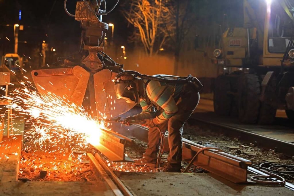 Schweißarbeiten in der Nacht auf der Olvenstedter Straße.
