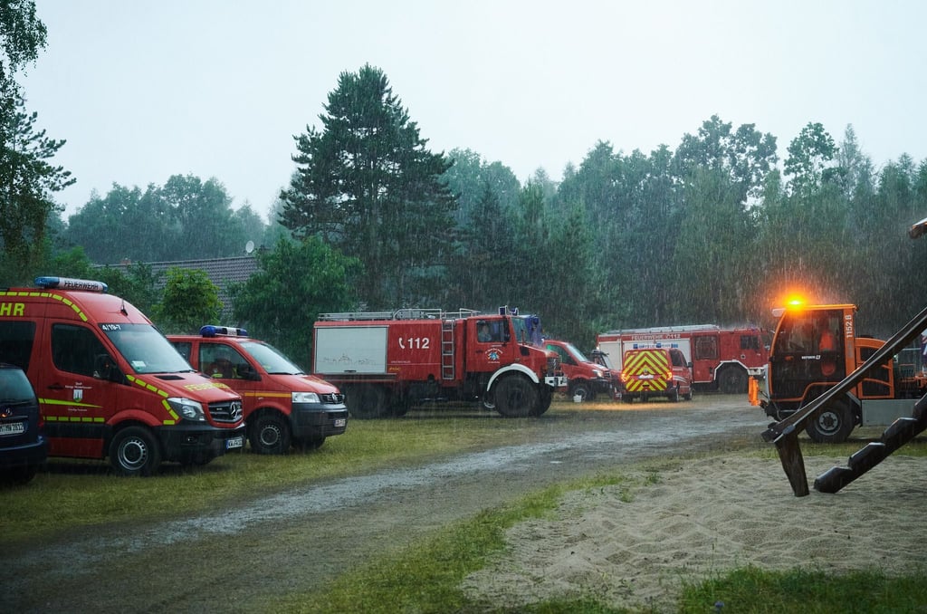 Starker Regen hat im Kampf gegen zwei große Waldbrände in Brandenburg am frühen Montagmorgen für Entlastung gesorgt.