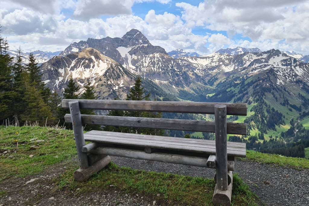 Blick auf das beeindruckende frühsommerliche Bergpanorama der Alpen um das Kleinwalsertal in Österreich: Wahrschenlich wurde hier die Leiche eines vermissten Wanderers gefunden.