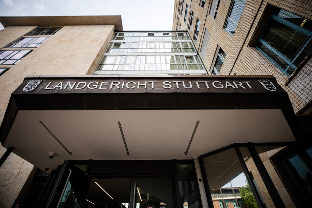 Am Landgericht Stuttgart ist der Zivilprozess der Deutschen Umwelthilfe (DUH) gegen Mercedes-Benz gestartet.