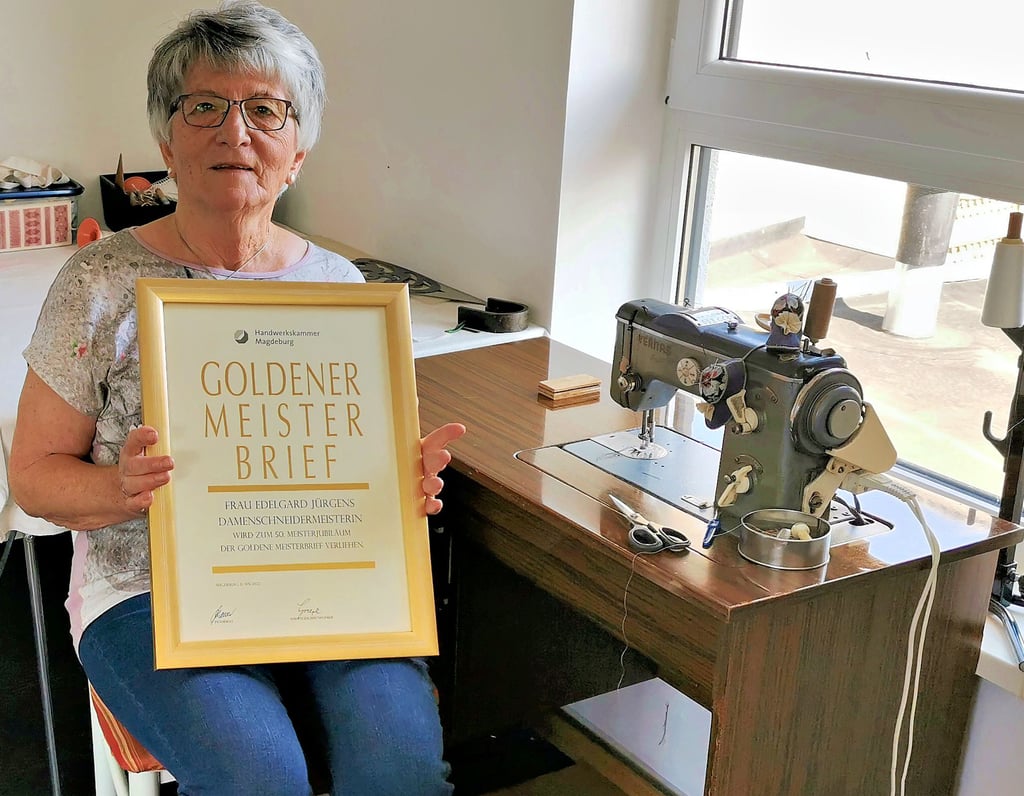 Edelgard Jürgens zeigt stolz ihren goldenen Meisterbrief. Die Urkunde bekam sie kürzlich in Magdeburg feierlich überreicht. Denn die Klötzerin ist seit 50 Jahren Damenschneidermeisterin. Bis heute übt sie ihren Beruf aus, wenn auch nur noch hobbymässig. Den Umgang mit der Nähmaschine hat sie nicht verlernt.