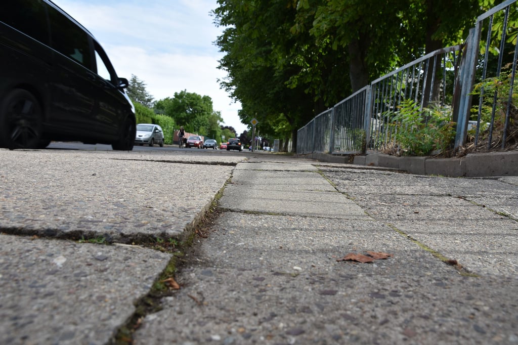 Stolperfallen in einem Gehweg in Magdeburg-Reform.