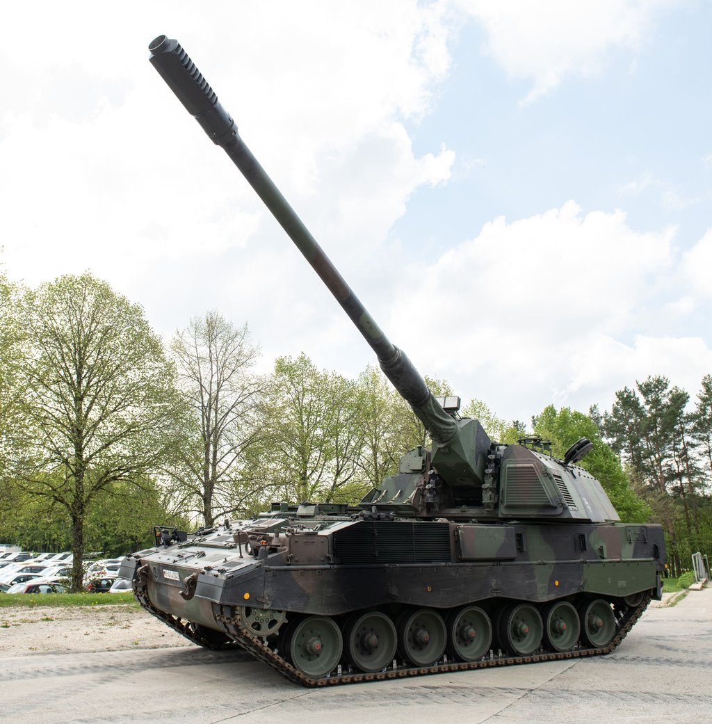 Eine Panzerhaubitze 2000 steht auf dem Gelände der Albkaserne.