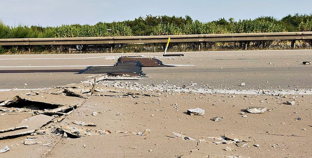 Nach diesem Hitzeschaden auf der A9 am Sonntag ist eine einstreifige Verkehrsführung eingerichtet worden.
