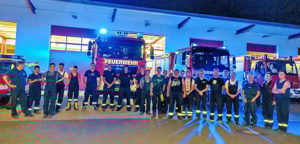 Rückkehr der Kräfte aus Treuenbrietzen am Sonntag gegen 23 Uhr: sieben Fahrzeuge und etwa 25 Mann